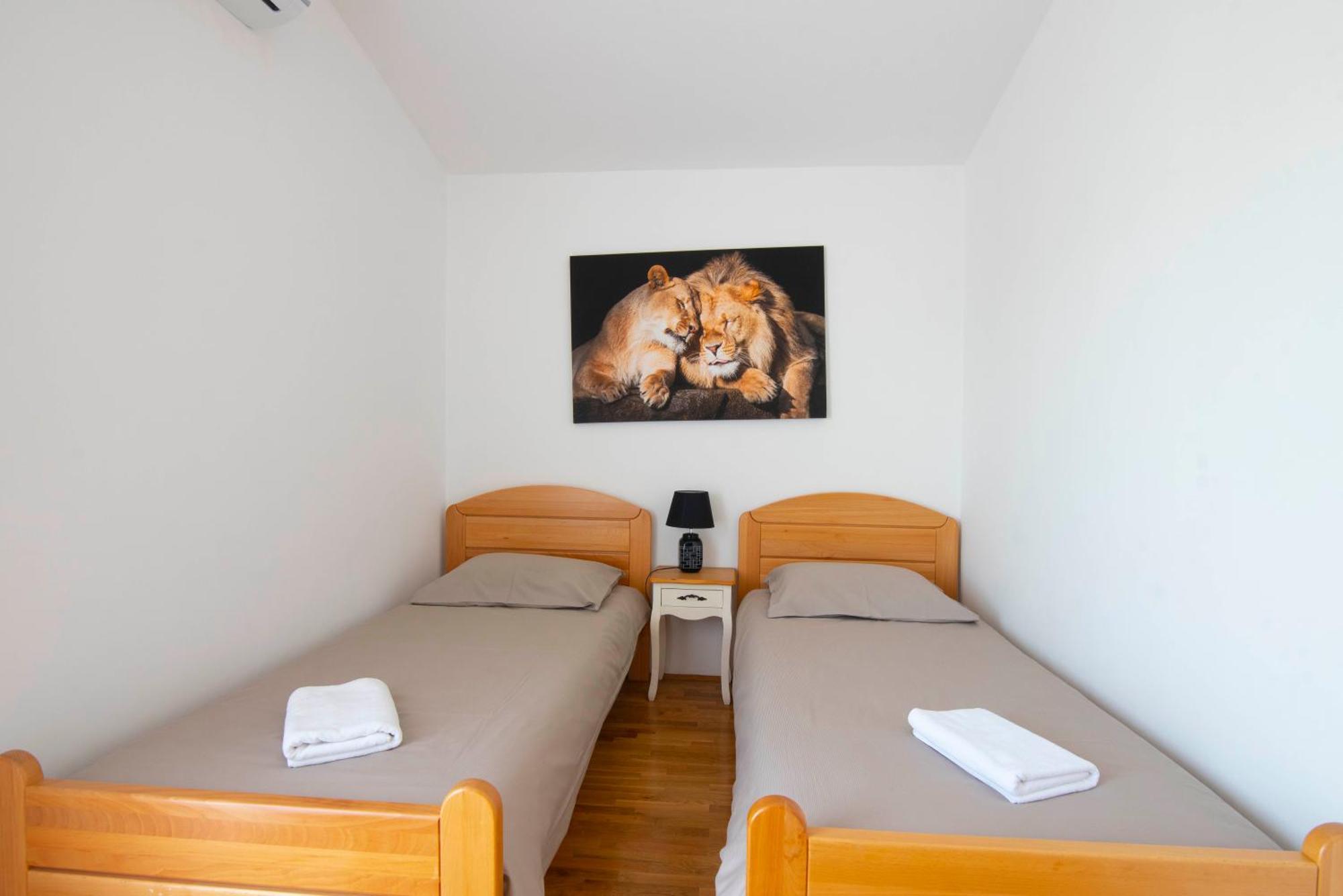 Vacation Villa Matic With 7 Bedrooms Синь Экстерьер фото